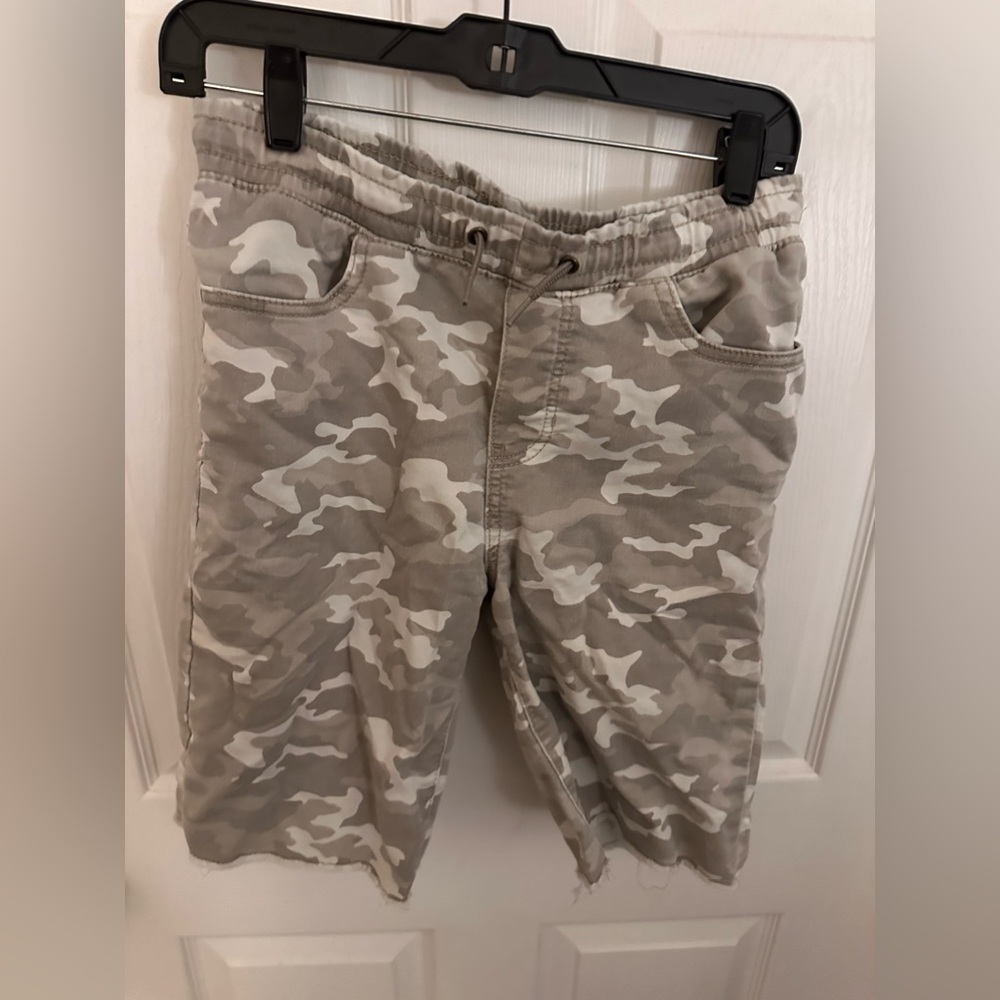 Art class boys faded camo shorts. Size XL (16) pre worn, but, great condition.